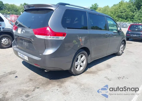 2013 Toyota Sienna Le V6 8 Passenger z USA, uszkodzony, nr VIN 5TDKK3DC3DS401117